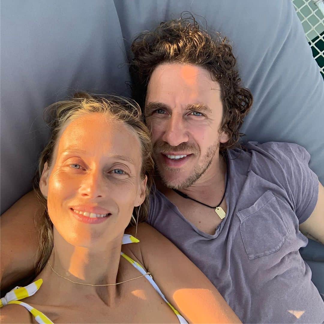 カルレス・プジョルのインスタグラム：「Con la mejor compañía. #MisTresNiñas #ManuelaMariaTúyYo」