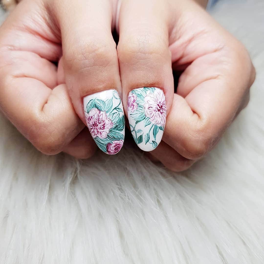 Yingさんのインスタグラム写真 - (YingInstagram)「Florals~  Swipe left to see her nail transformation with @kimagure_cat_whim Forming Gel, available at @nailwonderlandsg. All art done with PREGEL Art Liner gels! There's an on-going promo where you get a CC cuticle oil free with ANY purchase from pregel-related brands!  I am currently only able to take bookings from my existing pool of customers. Thank you to everyone who likes my work 🙏 if you need your nails done, please consider booking other artists at @thenailartelier instead ❤  #ネイルデザイン  #ネイルアート #ネイル #ジェルネイル #nailart #네일아트 #pregel #プリジェル」8月18日 2時57分 - nailartexpress
