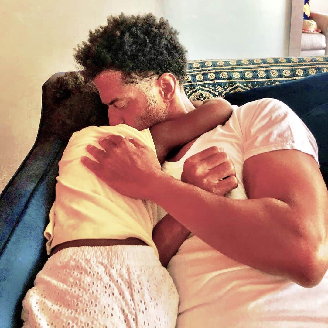 エリック・ベネイさんのインスタグラム写真 - (エリック・ベネイInstagram)「Daddy kissing that neck ❤️ #daddyandluna photo credit #LuciaBella」8月18日 3時08分 - ericbenet