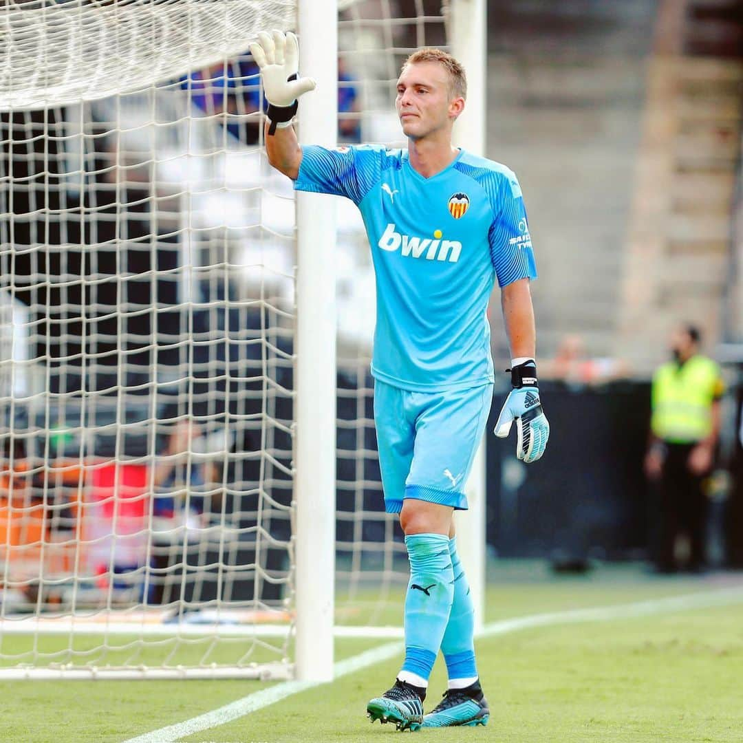 LFPさんのインスタグラム写真 - (LFPInstagram)「New GK at Mestalla! 🦇 • #Cillessen #Keeper #Valencia #Bat #Mestalla #LaLiga #LaLigaSantander」8月18日 3時03分 - laliga