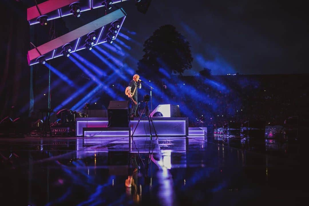 エド・シーランさんのインスタグラム写真 - (エド・シーランInstagram)「Leeds night #1 📸 @zakarywalters #dividetour」8月18日 3時15分 - teddysphotos