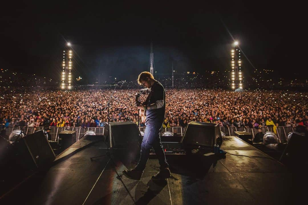 エド・シーランさんのインスタグラム写真 - (エド・シーランInstagram)「Leeds night #1 📸 @zakarywalters #dividetour」8月18日 3時15分 - teddysphotos