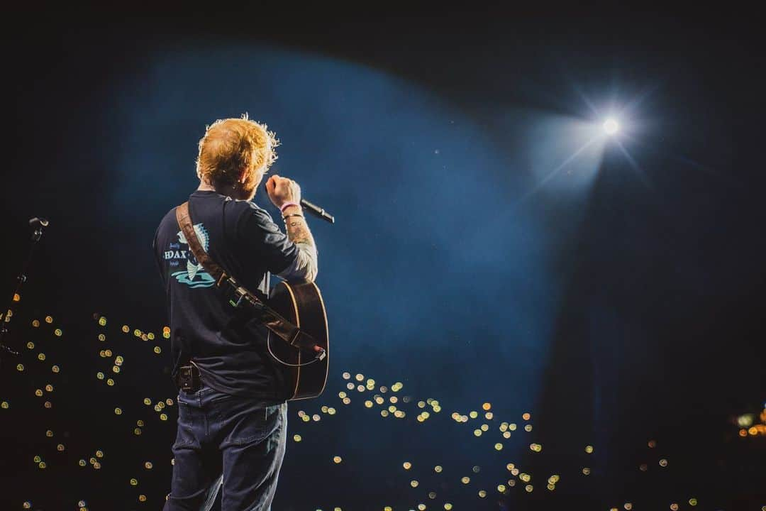 エド・シーランさんのインスタグラム写真 - (エド・シーランInstagram)「Leeds night #1 📸 @zakarywalters #dividetour」8月18日 3時15分 - teddysphotos