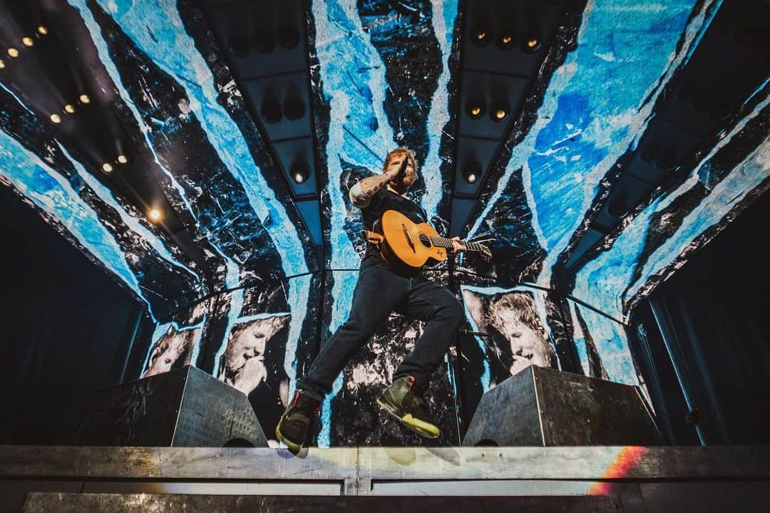 エド・シーランさんのインスタグラム写真 - (エド・シーランInstagram)「Leeds night #1 📸 @zakarywalters #dividetour」8月18日 3時15分 - teddysphotos