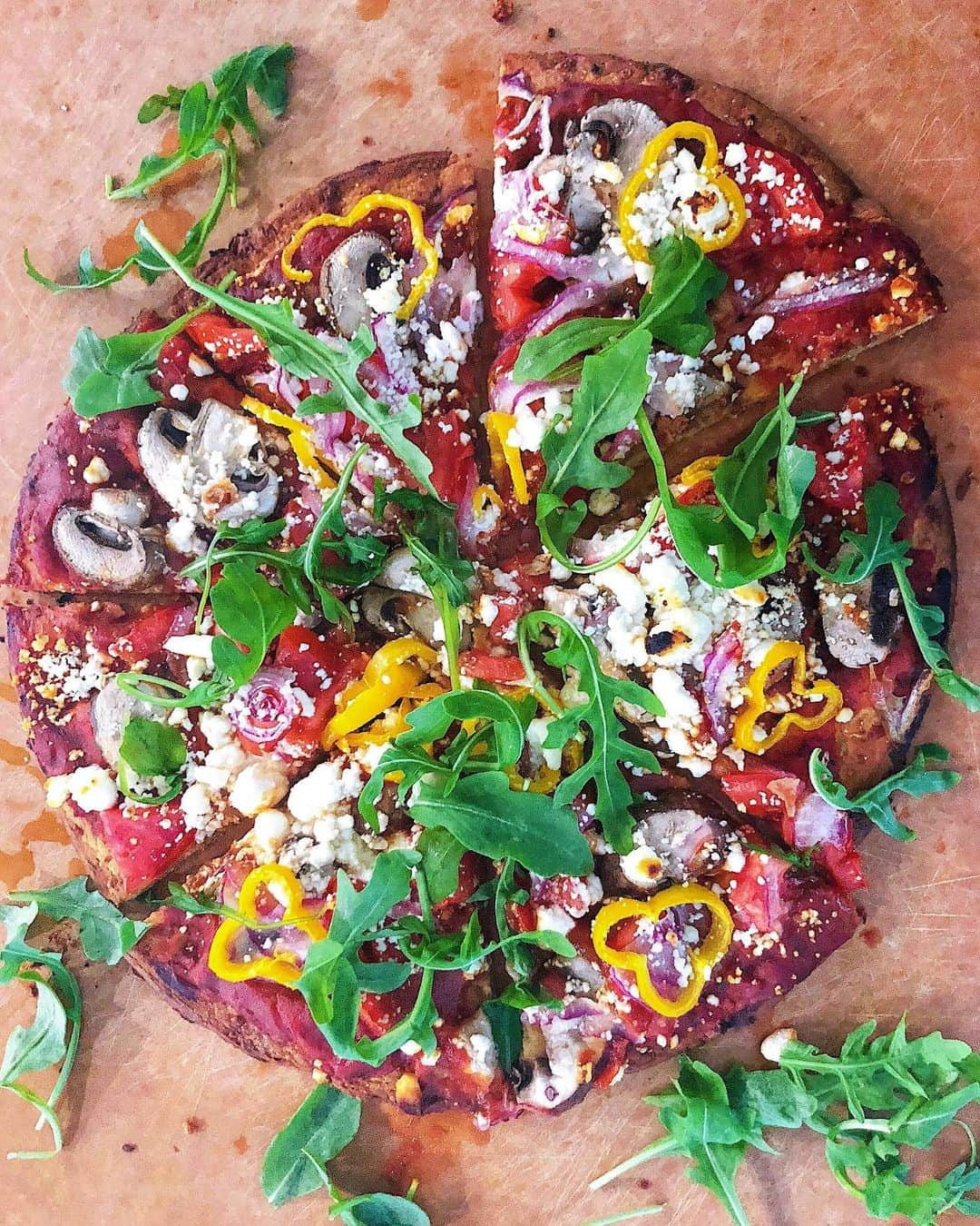 Sascha Barbozaさんのインスタグラム写真 - (Sascha BarbozaInstagram)「Pizza fit con masa de coliflor libre de gluten #lowcarb . . .  1/2 Cabeza de un coliflor grande, cortar las flores,sin tallo (como 3 tazas) - 2 cucharadas de agua - 1/4 de cebolla picada - 1 taza de harina de almendras - 2 Dientes de ajo machacados - 1 1/2 Polvo para hornear - 2 Cucharadas de linaza molida - 2 Cucharadas de maicena - 1/4 taza harina de garbanzo - Sal al gusto - Spray Antiadherente  Pre calentar el horno a 375 °F. .  Preparación:  1. En una bandeja coloca un trozo suficientemente grande para la pizza de papel encerado, rocía un poco spray anti adherente.  2. Coloca el coliflores en un procesador de alimentos o licuadora potente, procesa hasta que obtengas la consistencia como de arroz. 3. Calienta las dos cucharadas de agua en una sartén para saltear el arroz de coliflor, cebollas y ajo por algunos minutos hasta que suavice. Deja que enfrie.  4. En un plato hondo agrega la mezcla de coliflor, harina de almendras, linaza, polvo para hornear, harina de garbanzo y maicena. 5. Mezcla los ingredientes con las manos hasta que obtengas una masa. 6. Haz una bola con la masa y luego colócala en el papel encerado, poco a poco ve  formando la pizza. . 7. Hornea la masa por 20 minutos hasta que veas que comienza a dorar por los bordes. Retira la del horno y coloca los toppings que desees, vuelve a hornear por 15 minutos más.  DATO FIT: Esta receta es el cielo en la tierra, comerte una pizza de bajo índice glicemico y libre de gluten, con menos calorías, low carb? Sí, es posible, ahora trata de no desperdiciarlo añadiendo toppings altos en calorías y grasa, coloca salsa de tomate natural, muchos vegetales como cebolla, hongos, pimenton y tomate fresco y quesos más ligeros como Feta.」8月18日 3時16分 - saschafitness