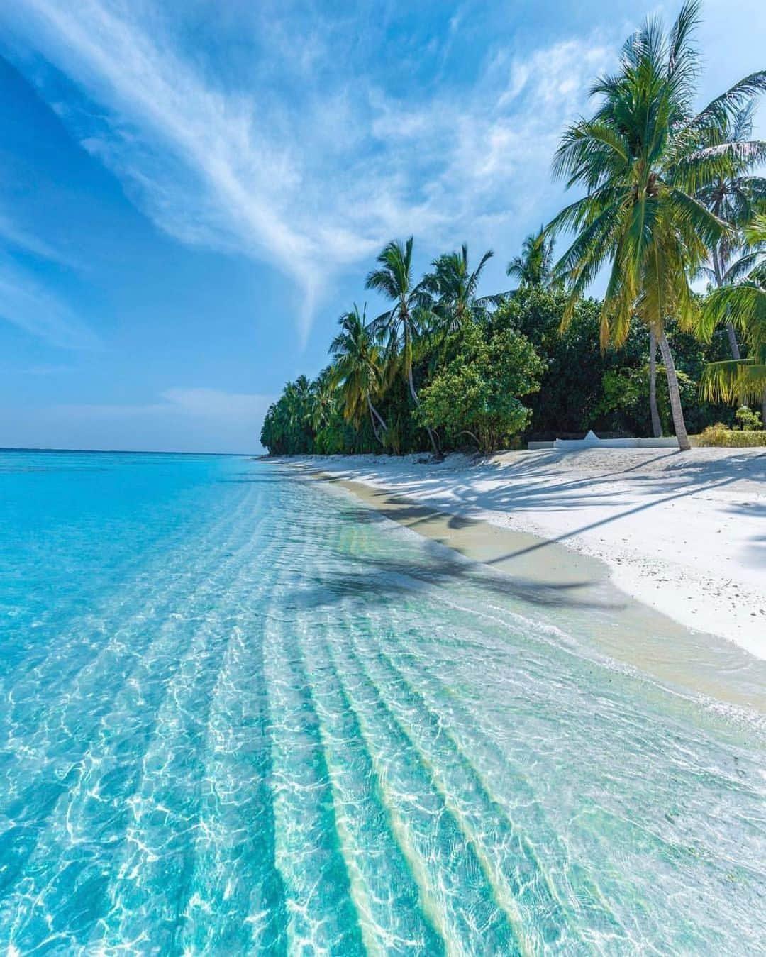 bestvacationsさんのインスタグラム写真 - (bestvacationsInstagram)「Tag who you’d take here! Crystal clear blues in the Maldives! 📷 by @weddingsinmaldives @kyrenian @alifeiimagined @michutravel」8月18日 3時16分 - bestvacations