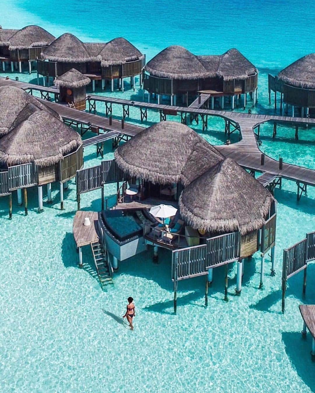 bestvacationsさんのインスタグラム写真 - (bestvacationsInstagram)「Tag who you’d take here! Crystal clear blues in the Maldives! 📷 by @weddingsinmaldives @kyrenian @alifeiimagined @michutravel」8月18日 3時16分 - bestvacations