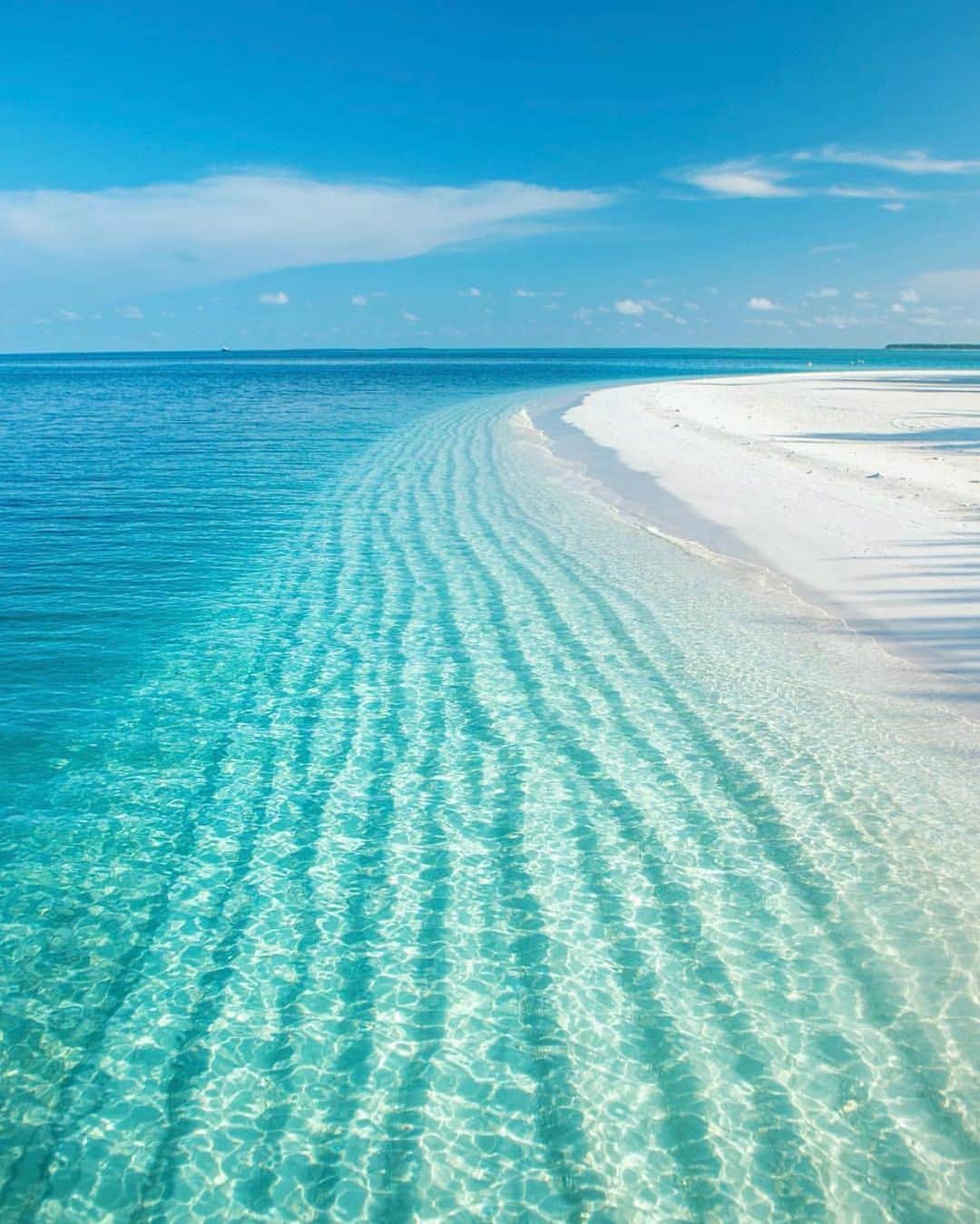 bestvacationsのインスタグラム：「Tag who you’d take here! Crystal clear blues in the Maldives! 📷 by @weddingsinmaldives @kyrenian @alifeiimagined @michutravel」