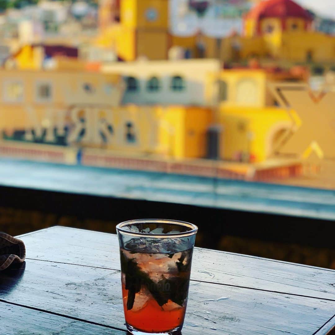 ヴォーン・チピアーのインスタグラム：「#Guanajuato was amazing... #mezcal #mexico #everyonelovesarooftop #canadianabroad #bigceleb」