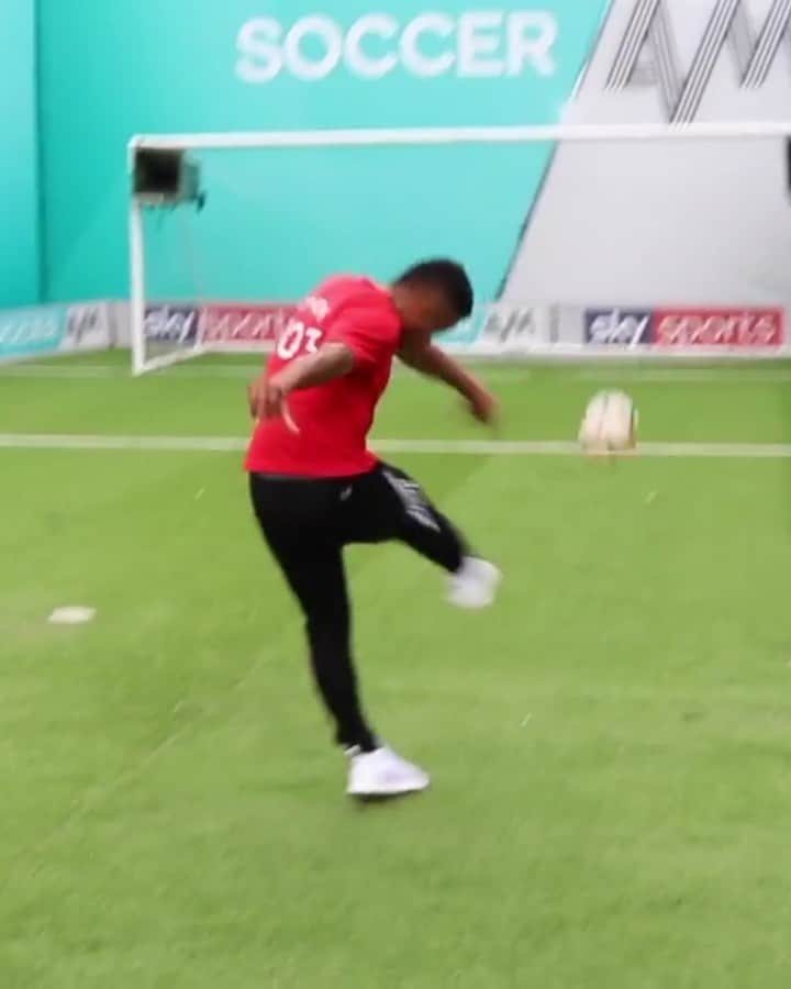 F2Freestylersのインスタグラム：「‘OOOOOOHHHH BLIMEY’ 😂 HAPPY BIRTHDAY TO THE LEGEND @THIERRYHENRY 🎉」