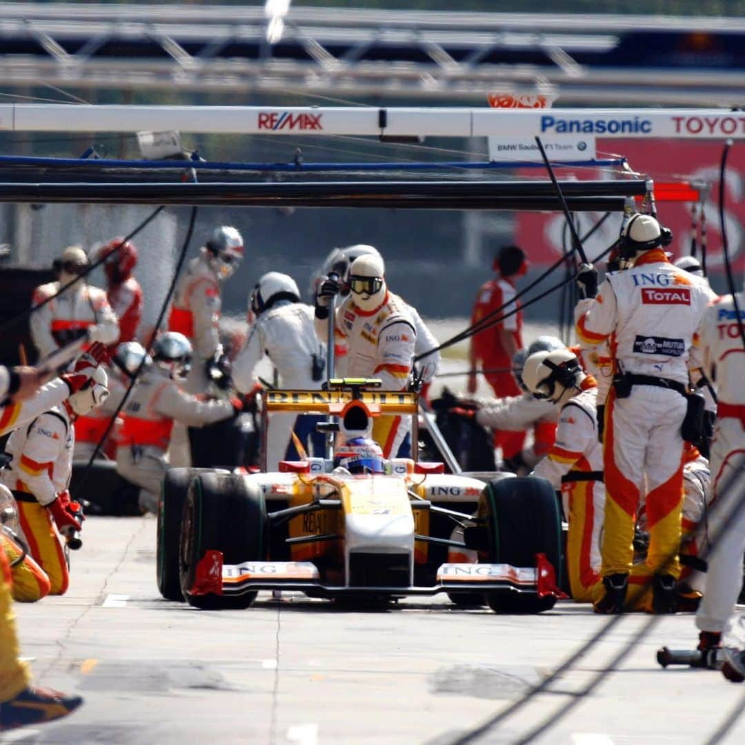 ロマン・グロージャンさんのインスタグラム写真 - (ロマン・グロージャンInstagram)「First race in #F1, what an awesome feeling! Do you remember at which race I started? Get it right and you might win a pair of my 2019 @haasf1team racing gloves or 2018 mini helmets. Winner to be selected at the end of the summer break! 📷 Motorsport image」8月18日 3時37分 - grosjeanromain