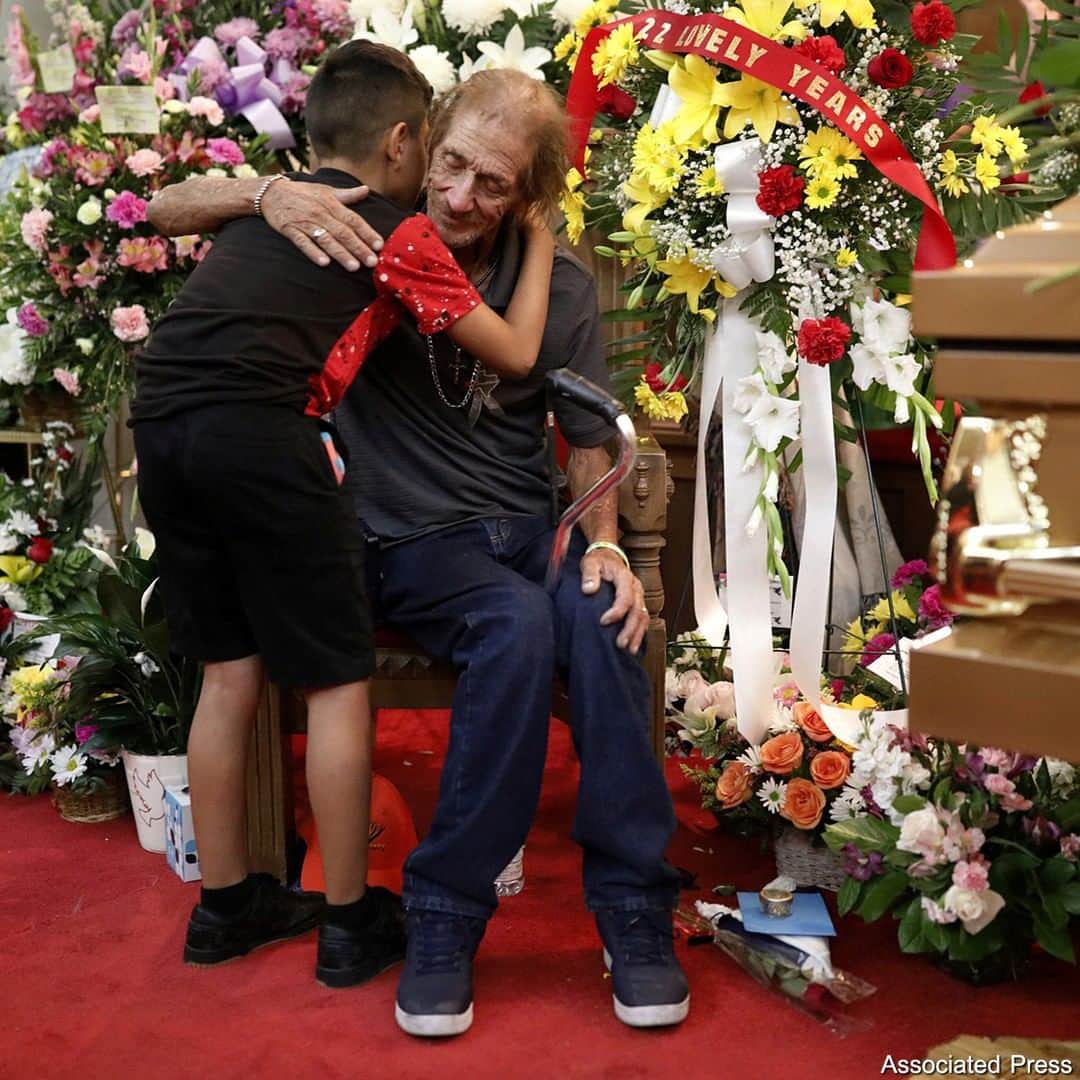 ABC Newsさんのインスタグラム写真 - (ABC NewsInstagram)「Antonio Basco, who lost his wife Margie Reckard in the El Paso massacre, is embraced as he's seated beside her coffin at a visitation service to which he had invited the public to attend. #elpaso #basco #walmart #memorial #family #shooting」8月18日 3時38分 - abcnews