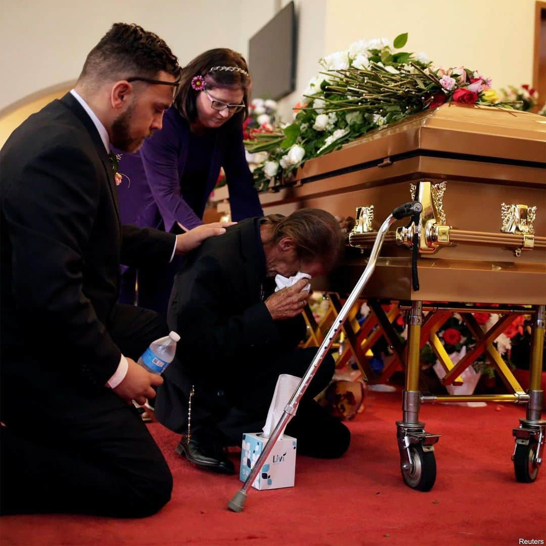 ABC Newsさんのインスタグラム写真 - (ABC NewsInstagram)「LAID TO REST: Antonio Basco, who lost his wife, and his only family in the mass shooting in El Paso, attends her funeral that was attended by members of the public, who turned out to show support for Basco. More than 3,000 people are estimated to have shown up to pay their respects at a visitation for Basco’s wife Friday night. #elpaso #funeral #memorial」8月18日 3時46分 - abcnews