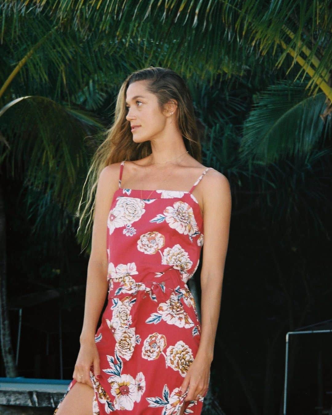 ロキシーさんのインスタグラム写真 - (ロキシーInstagram)「Paradise on film with @monycaeleogram in the Vespa Discover Strappy Crop & Island Evasion Maxi Skirt. Tap to shop」8月18日 3時52分 - roxy