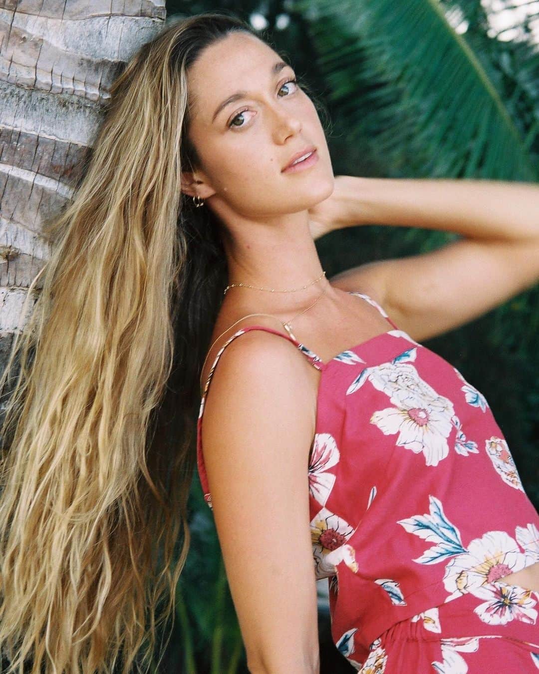 ロキシーさんのインスタグラム写真 - (ロキシーInstagram)「Paradise on film with @monycaeleogram in the Vespa Discover Strappy Crop & Island Evasion Maxi Skirt. Tap to shop」8月18日 3時52分 - roxy