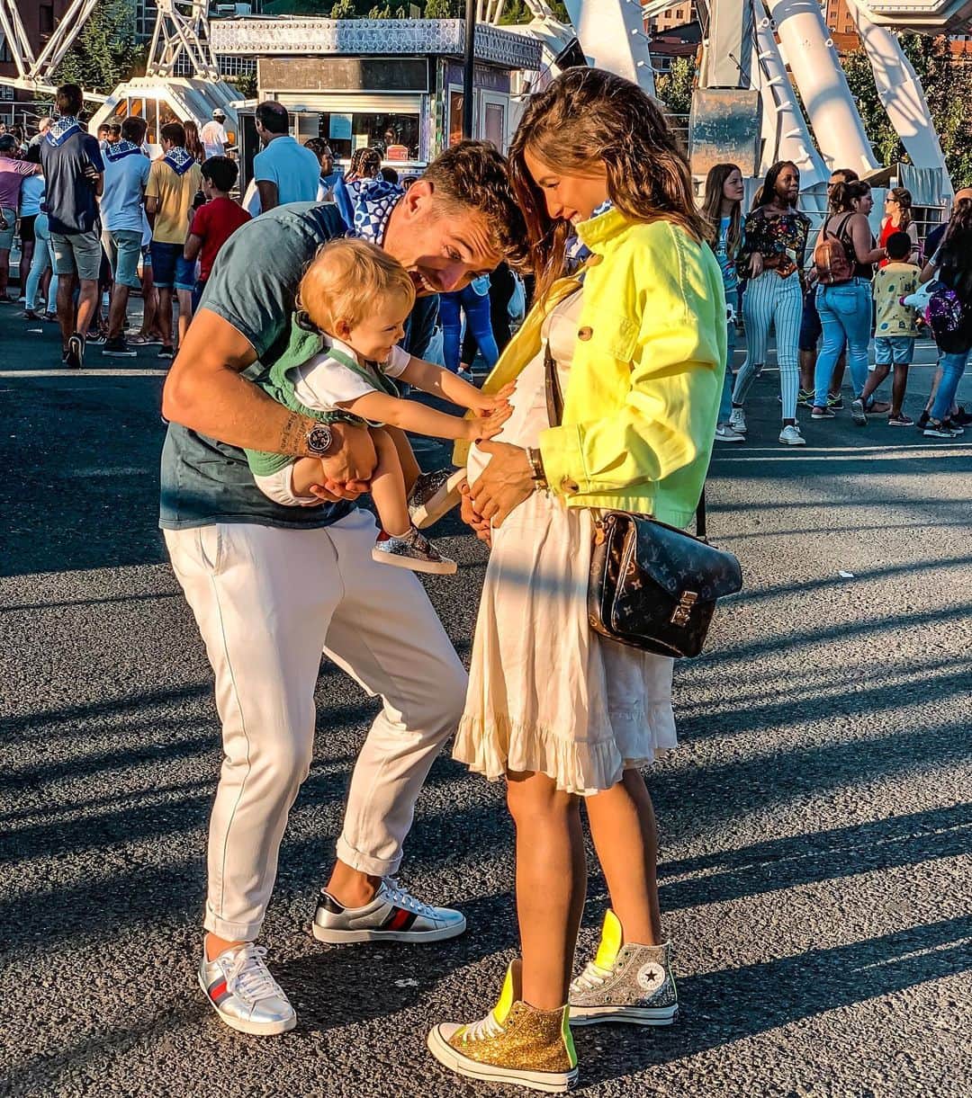 イバイ・ゴメスのインスタグラム：「Algo está pasando por aquí... 🙊😀 ¡Parece que nuestra familia crece!🙈🤰🏽 #familytime ❤️」