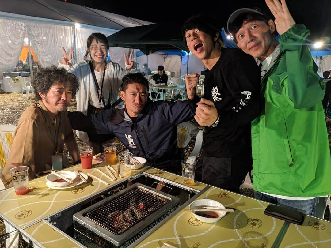 みさこのインスタグラム：「8年ぶりのライジングありがとーーーー🌛✨ステージのテントの外までたくさんのみんながいてくれて、あの時間私たちを選んで一緒にライブしてくれたことがしぬほど嬉しかったよ🌛✨夏、受け取ってくれたかな？🌛✨あとちょっとあまりにお強い方々とお写真撮っていただきました🌛✨奥田民生さん、TOSHI-LOWさん、細美武士さんと🌛✨ #rsr2019 #神聖かまってちゃん」