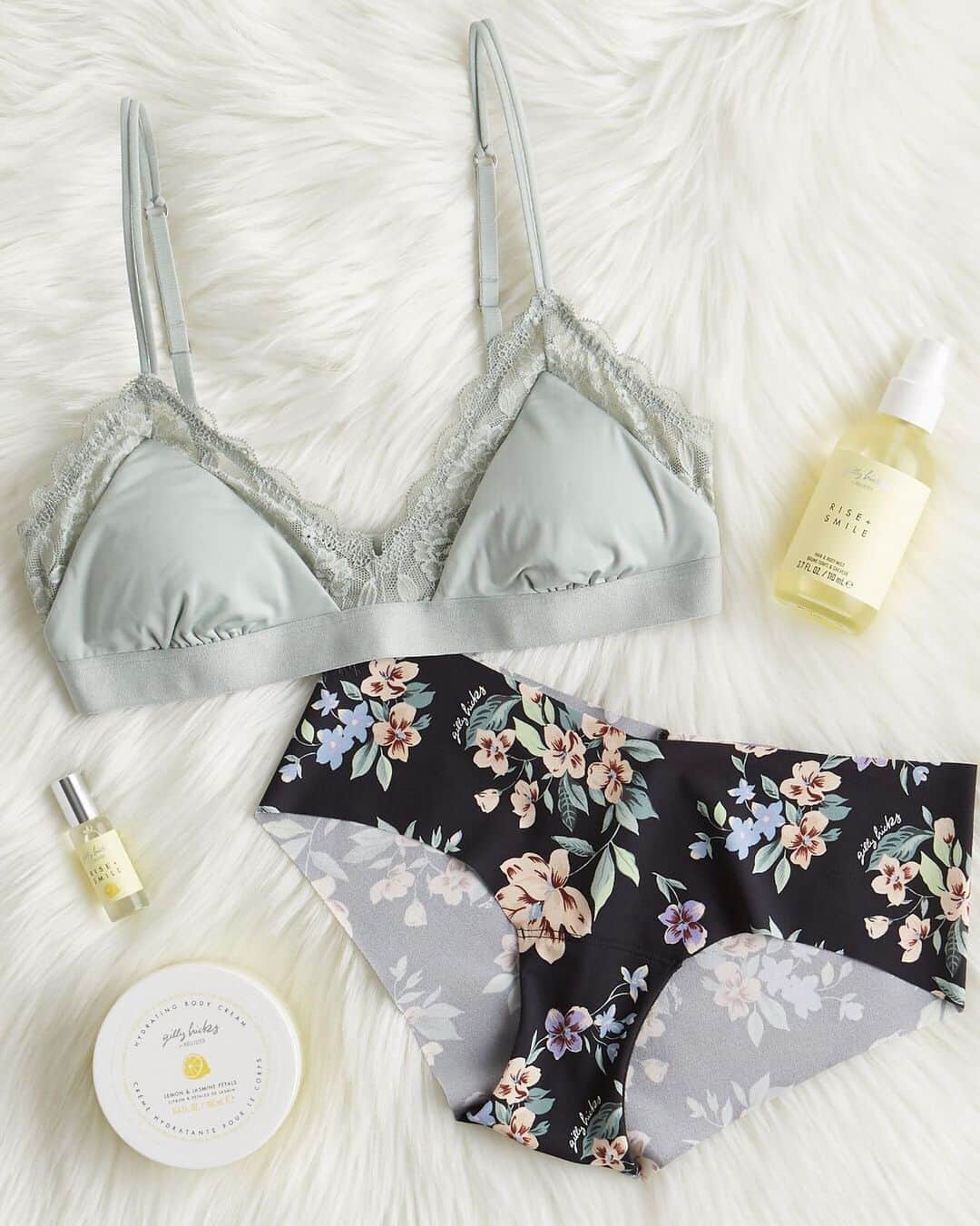 Hollister Co.さんのインスタグラム写真 - (Hollister Co.Instagram)「Self-care Saturday ft. your  go-to #gillyhicks 😍」8月18日 4時11分 - hollister