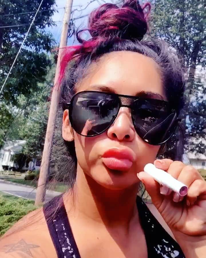ニコール・ ポリッツィのインスタグラム：「So happy you guys are loving my Snooki Balms! We are restocking next month🔥 follow @thesnookishop for all updates🖤 LOVE YEWWWWZZ」