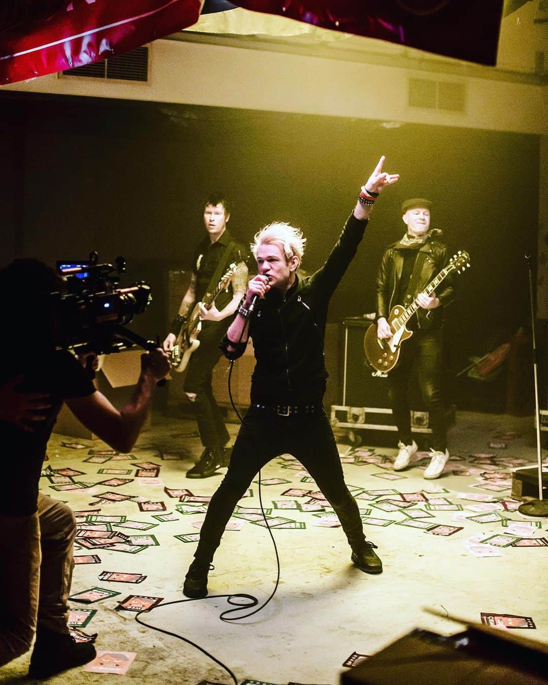Sum 41さんのインスタグラム写真 - (Sum 41Instagram)「Shooting "45 (A Matter Of Time)" in London.  Watch: link in story  #OrderInDecline」8月18日 4時21分 - sum41