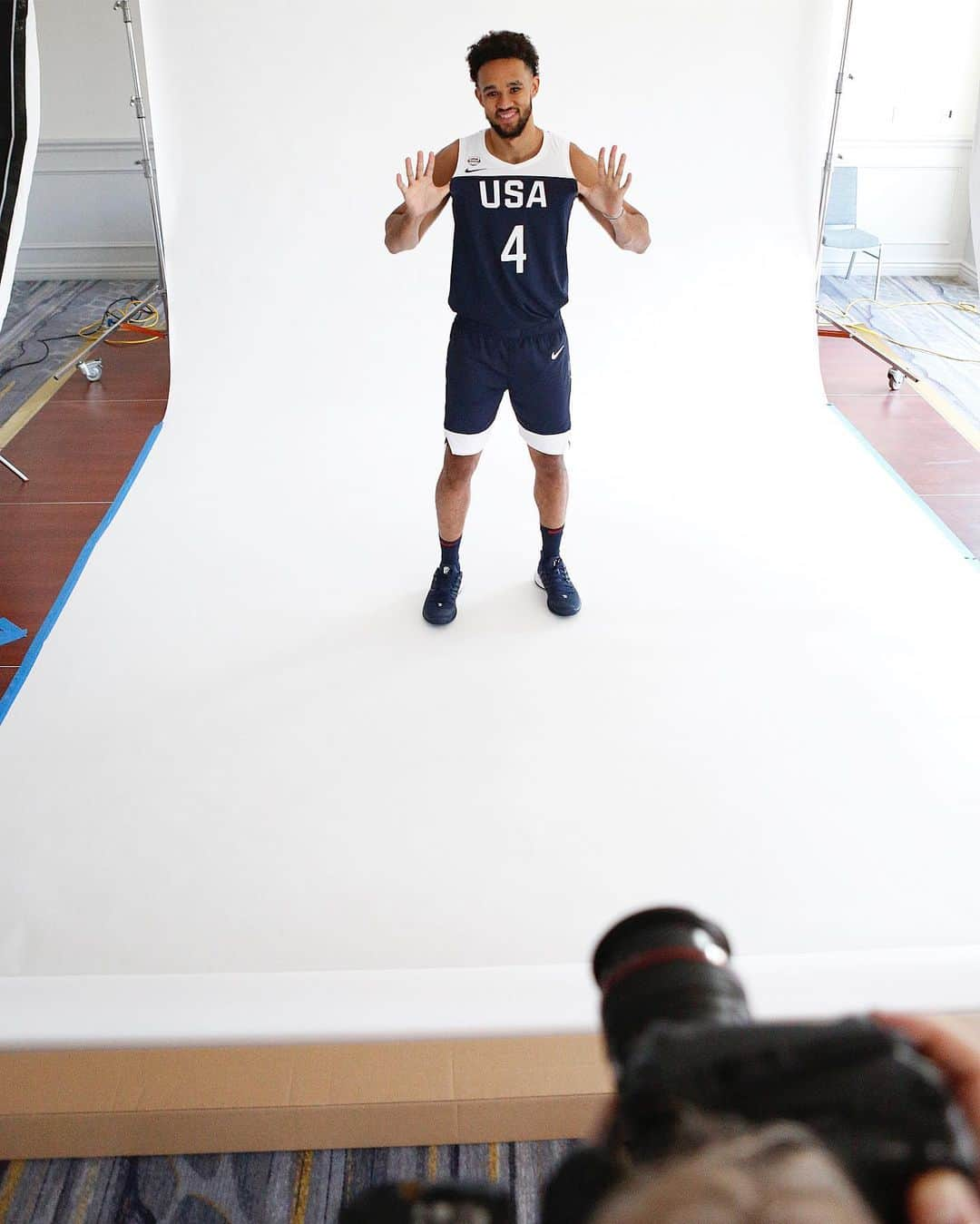 NBAさんのインスタグラム写真 - (NBAInstagram)「Behind the scenes at today’s #USABMNT photo shoot before the team leaves for Australia! #FIBAWC #USAGotGame」8月18日 4時23分 - nba