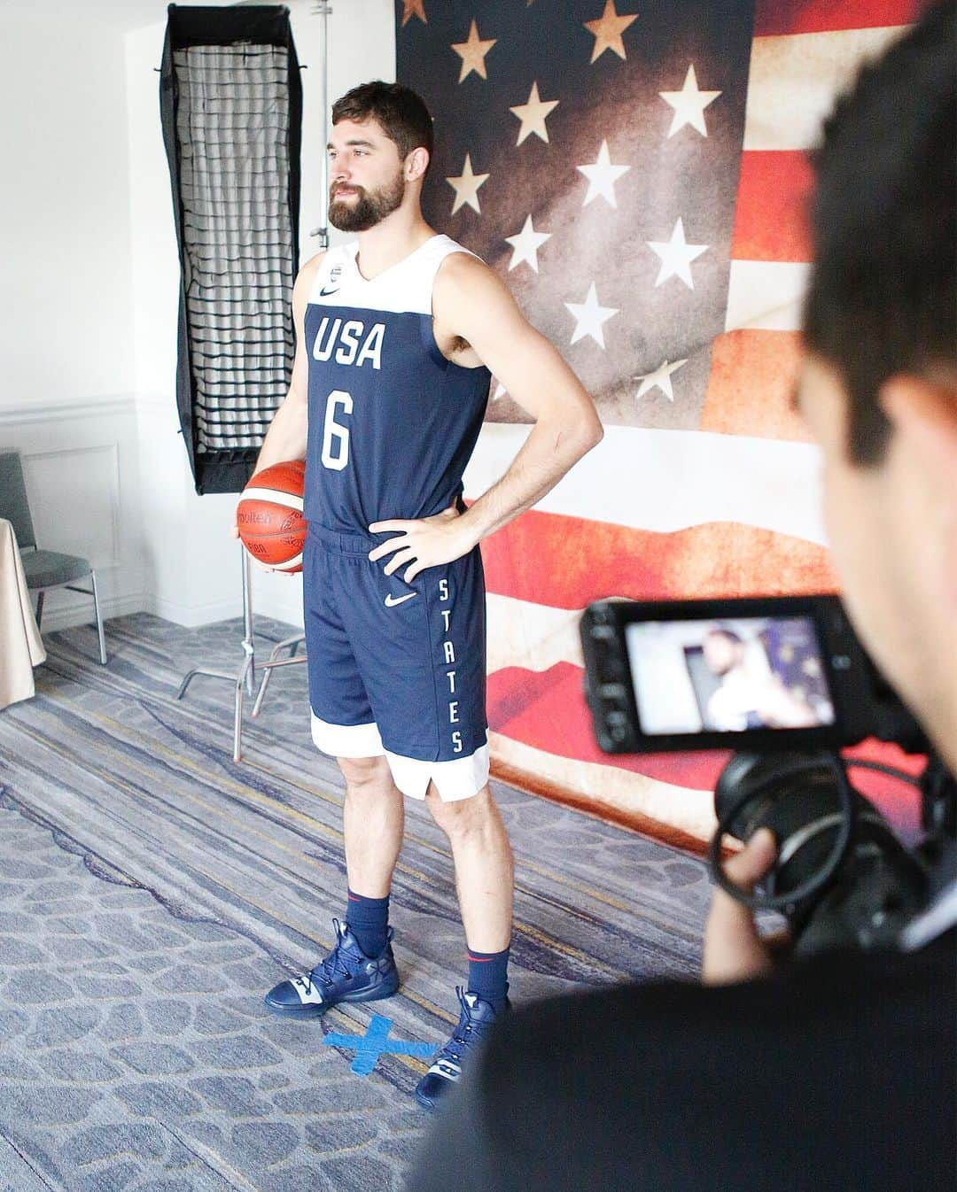 NBAさんのインスタグラム写真 - (NBAInstagram)「Behind the scenes at today’s #USABMNT photo shoot before the team leaves for Australia! #FIBAWC #USAGotGame」8月18日 4時23分 - nba