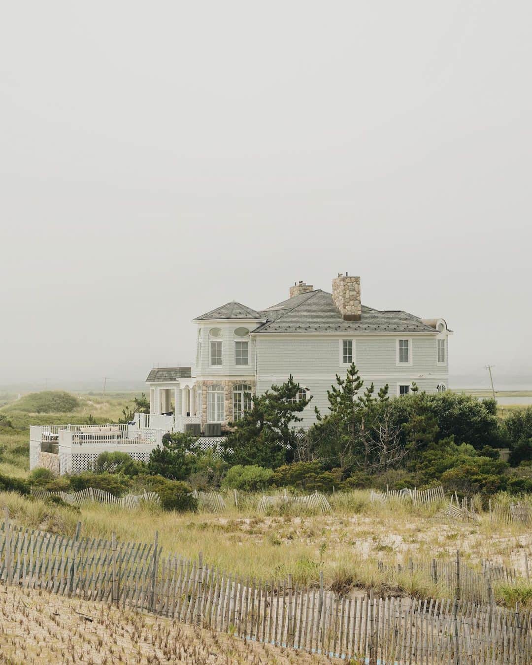 MR PORTERのインスタグラム：「Time for a little bit of dream house hunting. Tag a friend who would like to holiday in a beach house like this 🇺🇸 #MRPORTERHamptons」
