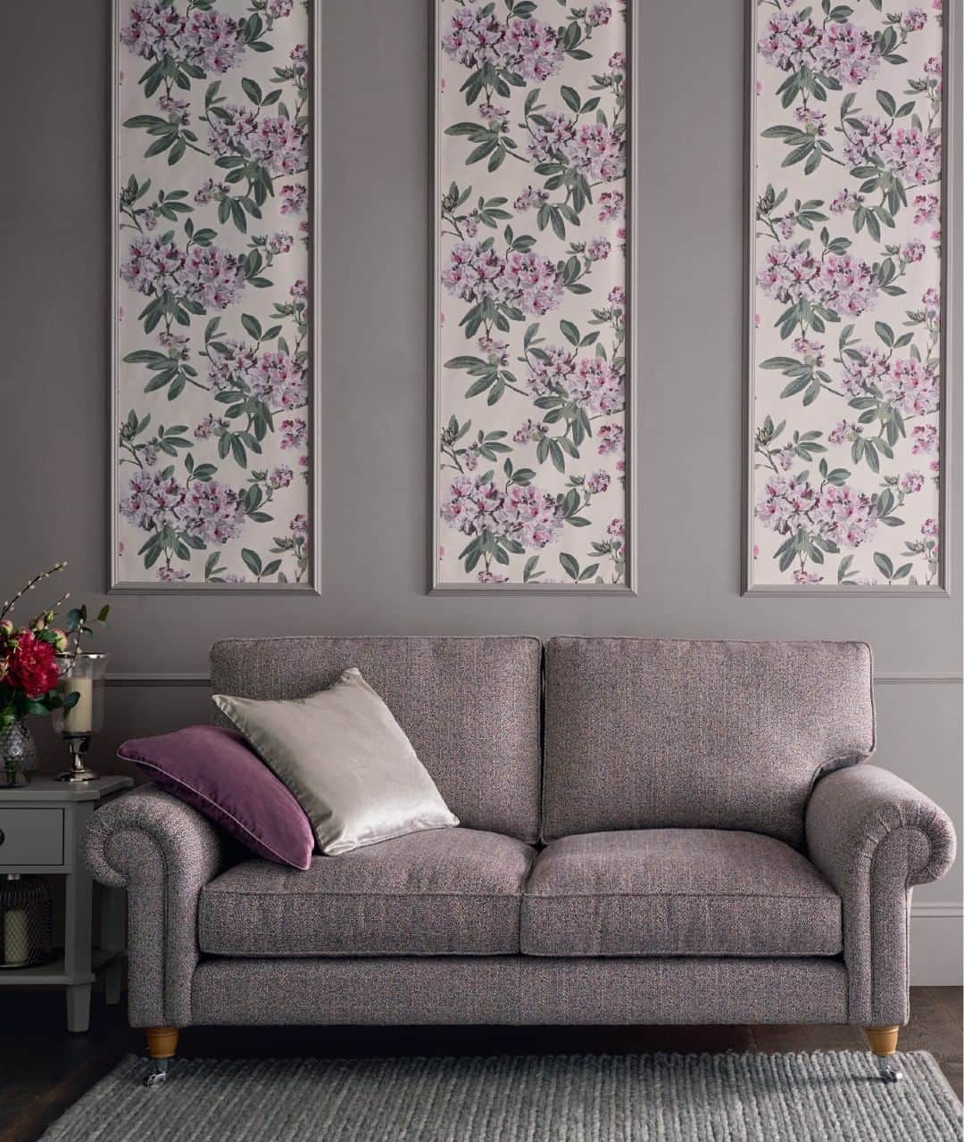 ローラアシュレイのインスタグラム：「Top tip: Framed wallpaper panels are a great way to add pattern to a room quickly & easily. They're also perfect if you have a few spare rolls of leftover wallpaper hanging around; get creative and put them to good use!」