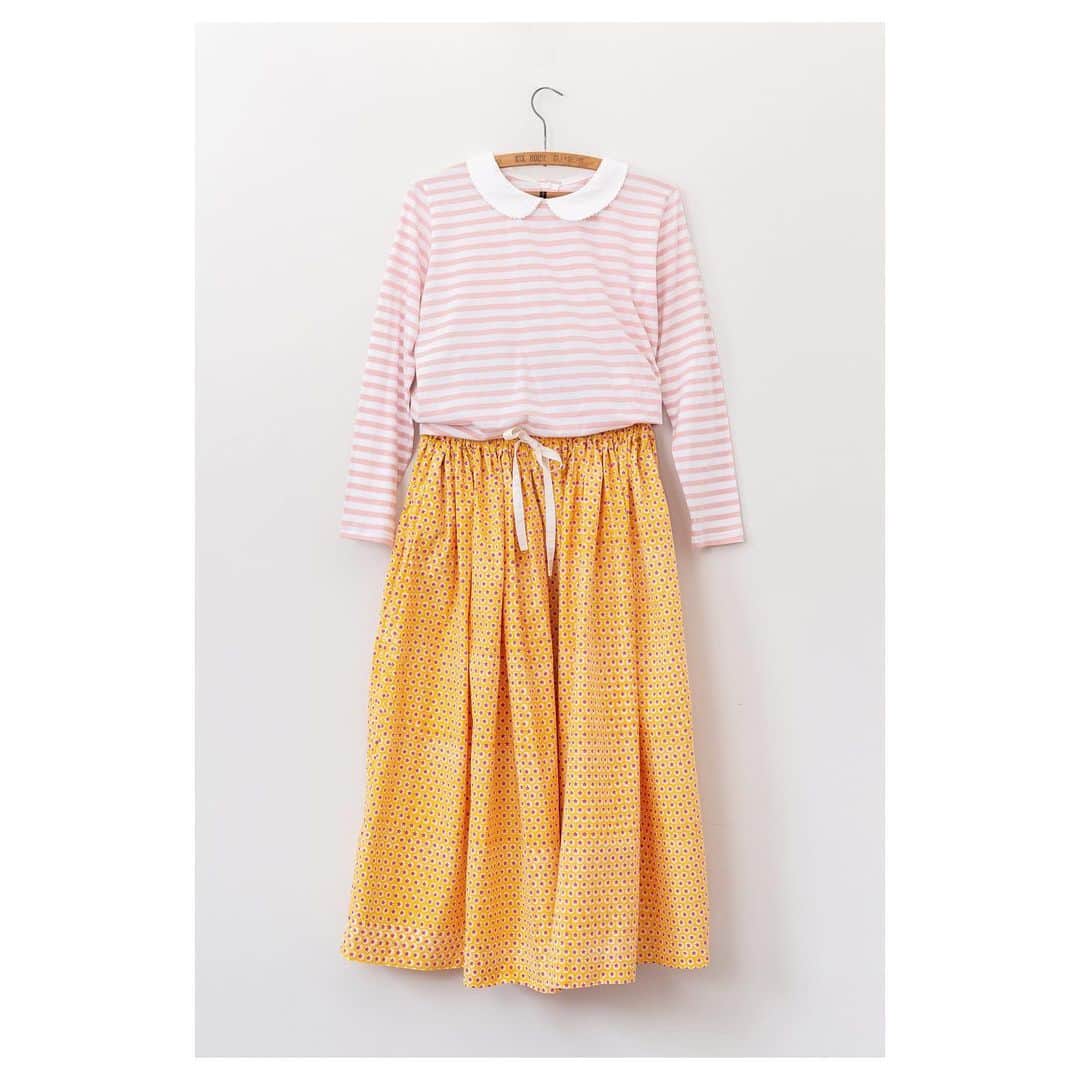 キャベジズ&ローゼズのインスタグラム：「Head to toe in 100% Organic Cotton 😍 Tap to shop the Peter Pan Collar in Pink Organic Stripe and the Cabbage Skirt in a beautiful star block print by @mollymahonblockprinting #taptoshop #blockprinting #blockprints #handmadeuk #consciousfashion #mollylovescabbages #organiccottonclothing #mollymahon #cabbagesandroses #cabbagesandrosesfashion @christina_strutt @cabbagesandroses_shop」