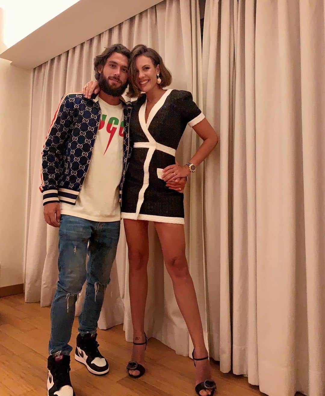 ホタのインスタグラム：「Felices 29 mi amor ! Por muchos más años compartiendo todos estos momento contigo ! 🎁🎊🎉🎂 . Feliz cumpleaños 🎈🎉 🎁 💝」