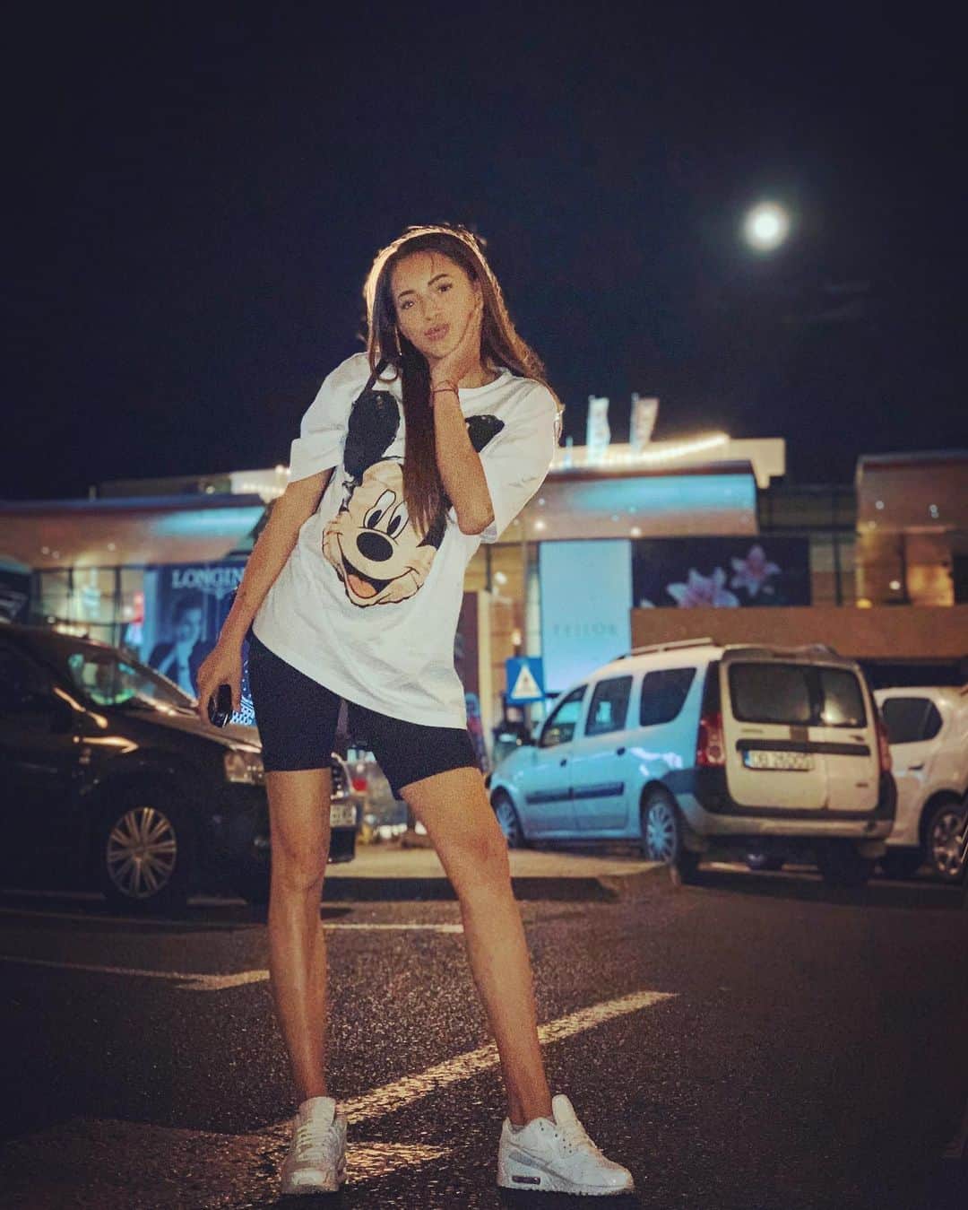 ラリサ・ヨルダケのインスタグラム：「The nearer the dawn the darker the night.🖤」
