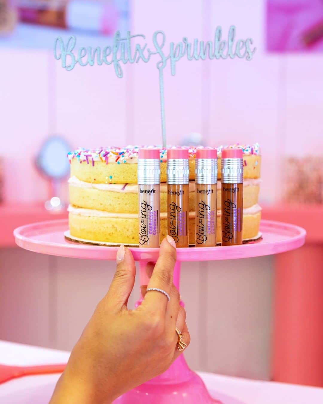 Benefit Cosmeticsさんのインスタグラム写真 - (Benefit CosmeticsInstagram)「The sweetest partnership EVER! 🤗💞 In celebration of our NEW #boiing Cakeless Concealer, we teamed up with @sprinklescupcakes to create this limited-edition #benefitxsprinkles layer cake — layers of vanilla cake sandwiched between strawberry buttercream frosting & covered in sprinkles! 🍰 Available for purchase at #sprinkles bakeries nationwide through 8/25! Use code: BENEFIT15 for 15% off all layer cakes at Sprinkles 🎂⠀⠀⠀⠀⠀⠀⠀⠀⠀ PS. stop by our Cakeless Bake Shop in LA for a taste of our confectionary collab! Check out our IG Stories for more info about our latest pop-up ✨ #cakelesswithbenefit」8月18日 4時43分 - benefitcosmetics