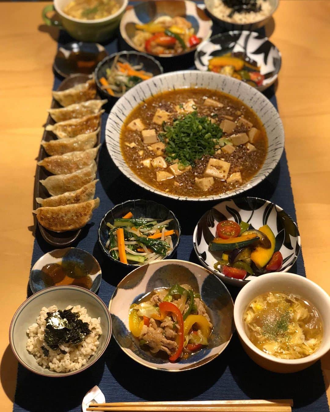 のインスタグラム：「🍳♡ #おうちごはん 珍しく#中華料理 🥟🥢 🥚お品書き🥚 ★麻婆豆腐 ★餃子 ★ナムル ★夏野菜のマリネ ★回鍋肉 ★もち麦 ★コーン卵スープ #野菜もりもり #20種類 餃子作るの得意😋💕 ＊ 昨日オンエアの、 釣りビジョン｢目指せ！竿頭｣を見てくださった皆さんありがとうございました😆🧡 見逃した方は8/18 12:00~ 見てねー🎬⸜(*˙꒳˙*)⸝🍿 ＊ #food #foodstagram #homedinner #cook #cooking #dinner #menu #chinesefood #vegetable #料理 #手料理 #野菜 #盛り付け #晩御飯 #中華 #おかず #主婦 #阪本智子」