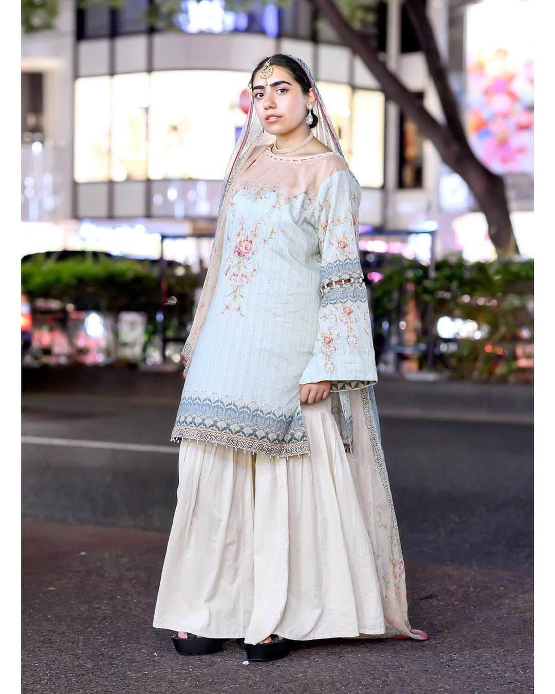 Harajuku Japanさんのインスタグラム写真 - (Harajuku JapanInstagram)「20-year-old UK student/game designer Sanaa (@glumgrrl) on the street in Harajuku on Eid wearing a pastel top from Bonanza Satrangi with Khaadi bottoms and accessories from "somewhere in Pakistan".」8月18日 4時48分 - tokyofashion