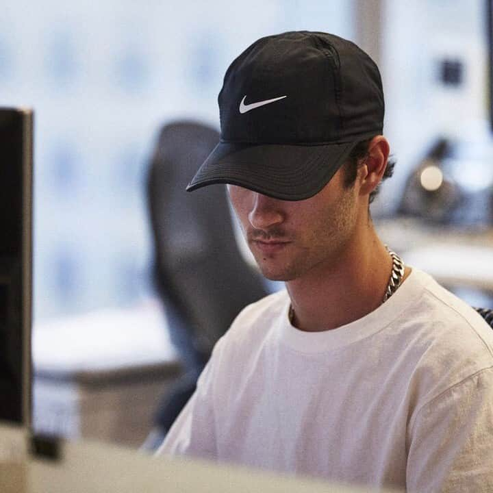 GQさんのインスタグラム写真 - (GQInstagram)「Everyone at GQ is wearing this @Nike hat. Find out why so many GQ staffers swear by it at the link in bio.」8月18日 5時00分 - gq