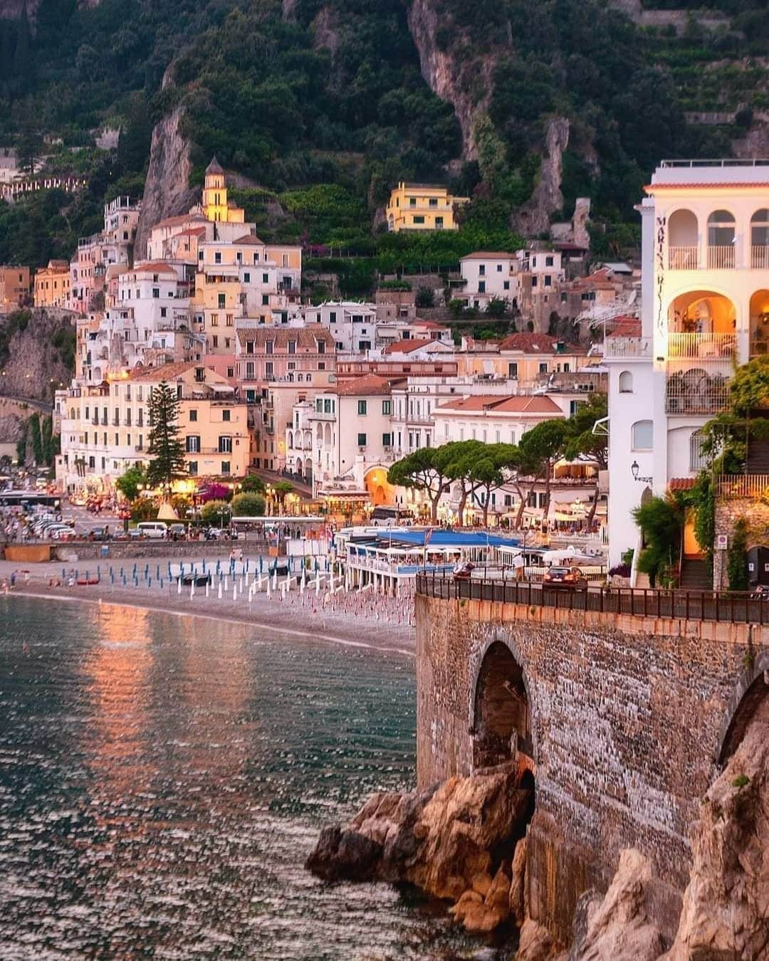 Travel + Leisureさんのインスタグラム写真 - (Travel + LeisureInstagram)「The mountains and sea cliffs of the Amalfi Coast are dotted with pastel confections of holiday homes and sumptuous villas. Find out how to travel here at our link in bio! #tlpicks courtesy of @gennaro_rispoli」8月18日 5時00分 - travelandleisure