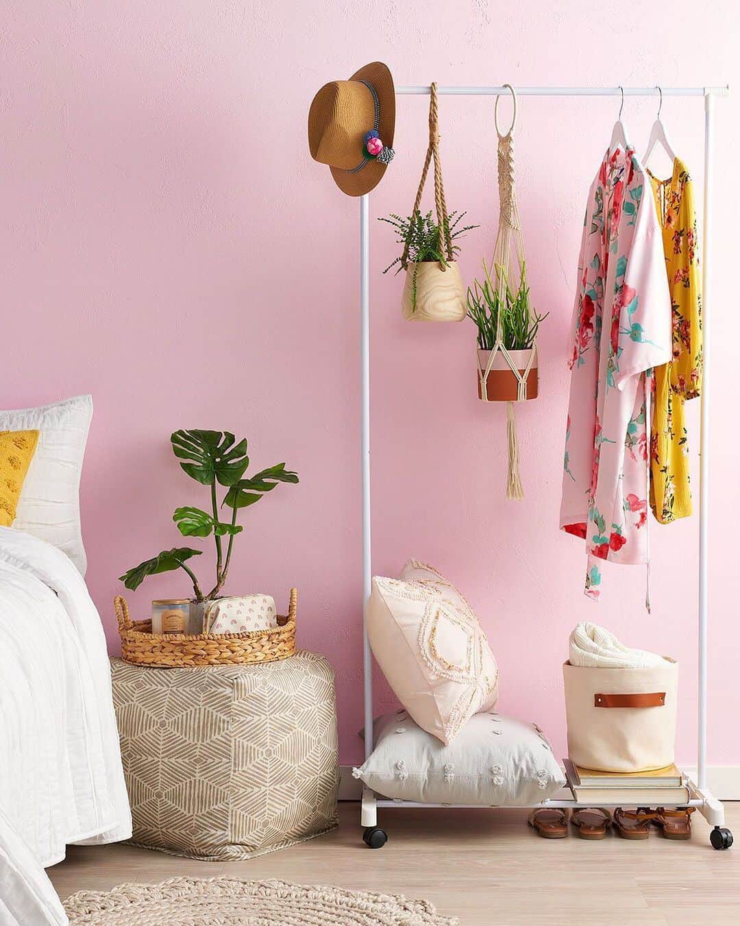 ロック&リパブリックのインスタグラム：「Because your dorm or apartment needs one final touch … like, now. Buy online, and pick it up in store! #Kohls」