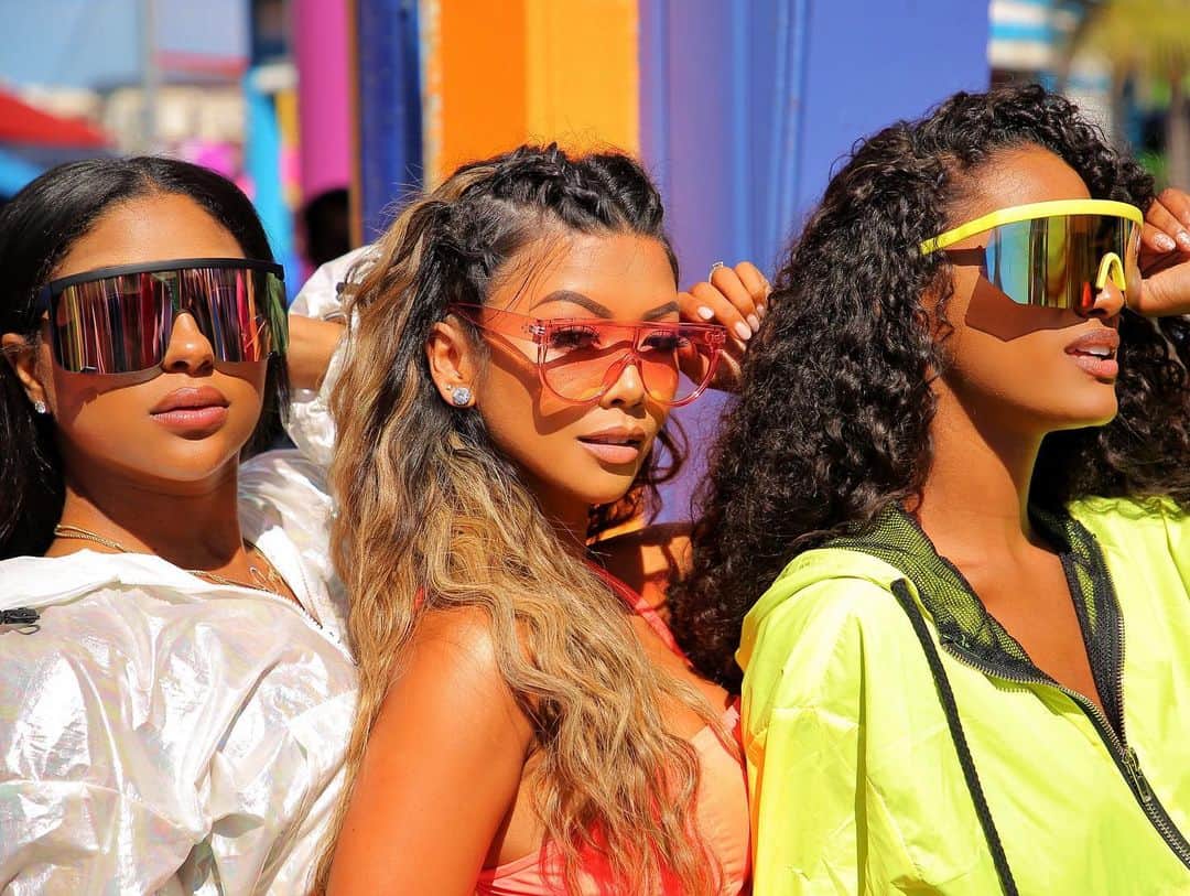 リアン Vのインスタグラム：「NEW GIVEAWAY! 🔥 Picking a few winners to win these shades from my #TeamLianeV merch! 😎  In order to win you must: • Follow @shoplianev & @lianev • Comment where you’re from  GOODLUCK MY LOVES! 💕」