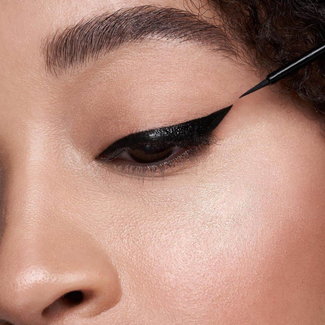 Maybelline New Yorkさんのインスタグラム写真 - (Maybelline New YorkInstagram)「You know it’s going to be a good night when your eyeliner is on point! 😌 Get the look with our tattoo studio liquid ink liner. Tag a friend that never leaves the house without a cat eye! #mnyliner」8月18日 5時21分 - maybelline