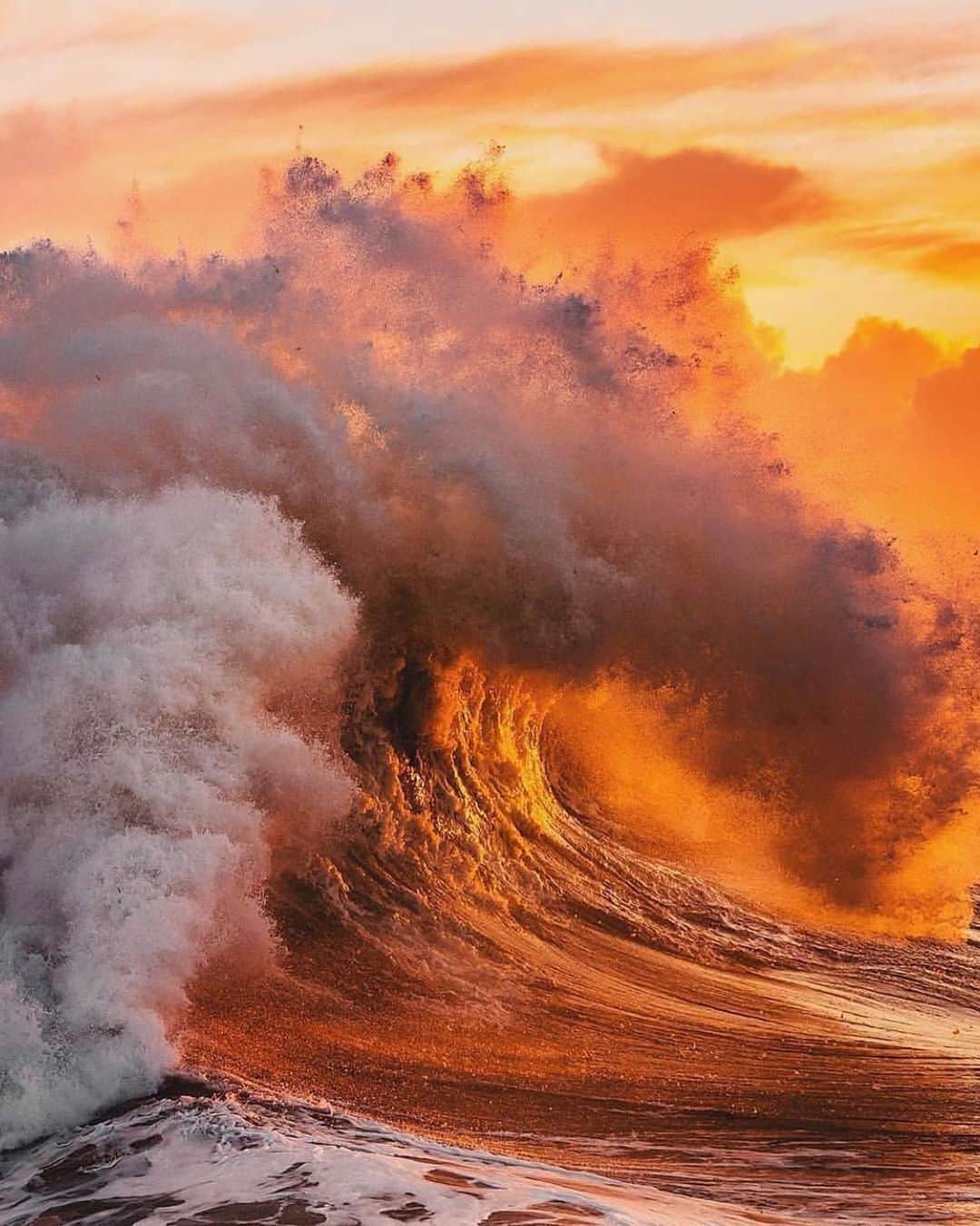Canon Photographyさんのインスタグラム写真 - (Canon PhotographyInstagram)「FireSky + Wave = Heatwave 🔥  Photography | @ohdagyo  #fire #sunset #sunrise #wave #powerful #crashingwaves」8月18日 5時13分 - cpcollectives
