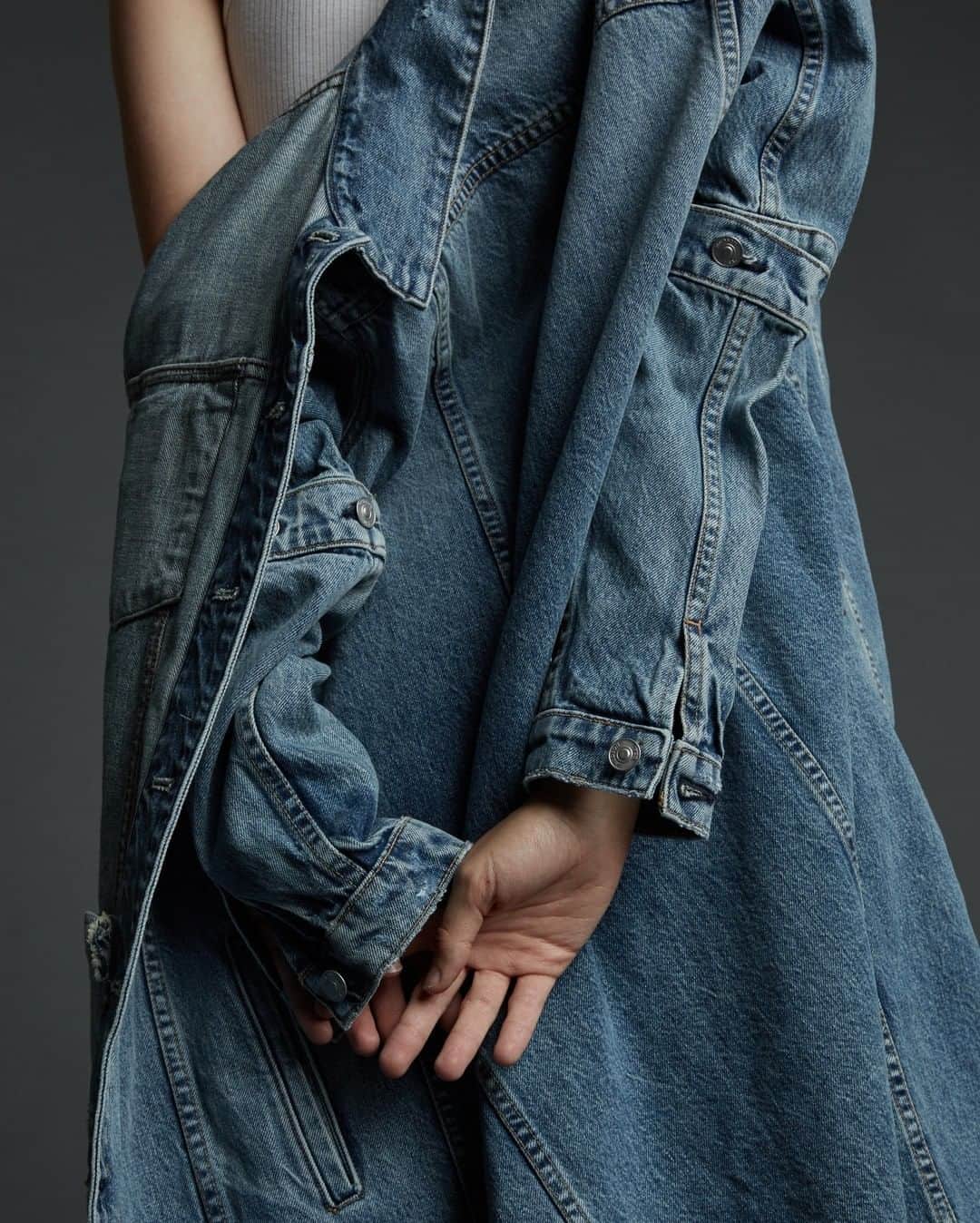 ハドソンのインスタグラム：「The Convertible Long Denim Coat. An outerwear chameleon. #HudsonJeans」