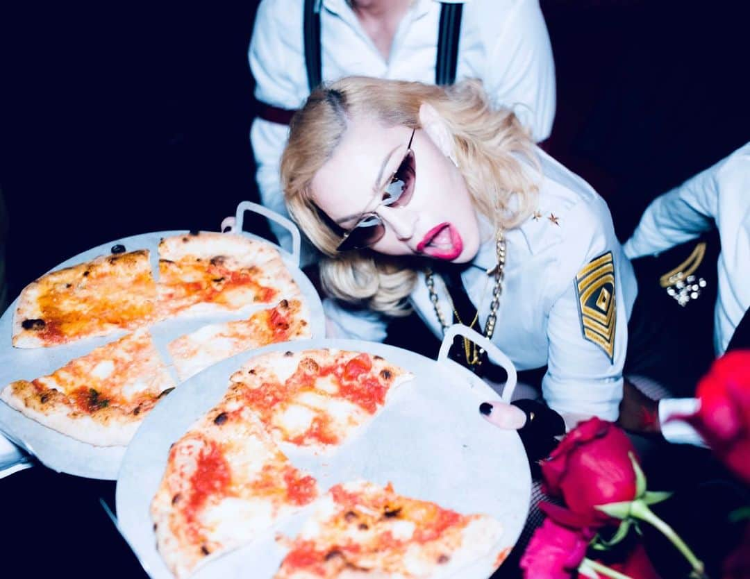 マドンナさんのインスタグラム写真 - (マドンナInstagram)「Madame ❌ had too much fun at her Birthday Party last night! 🔥🔥🔥🎂🍾🎉🍕💃🏾👠♥️❌ Thank you Everyone! 💋💋💋. #madamex #birthday」8月18日 5時16分 - madonna