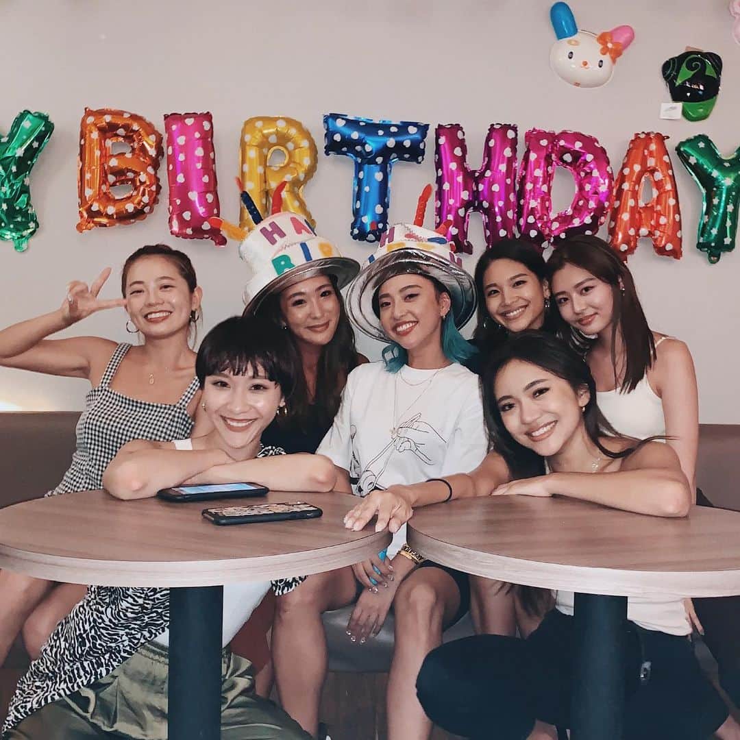 小竹麻美のインスタグラム：「お誕生日🎂✌🏼❤️カウントダウンでお祝いしてもらった〜〜😻サプライズでみんな来てくれて嬉しすぎた❤️ どうもありがとう😘😘❤️あーー楽しかったぁぁ！！」