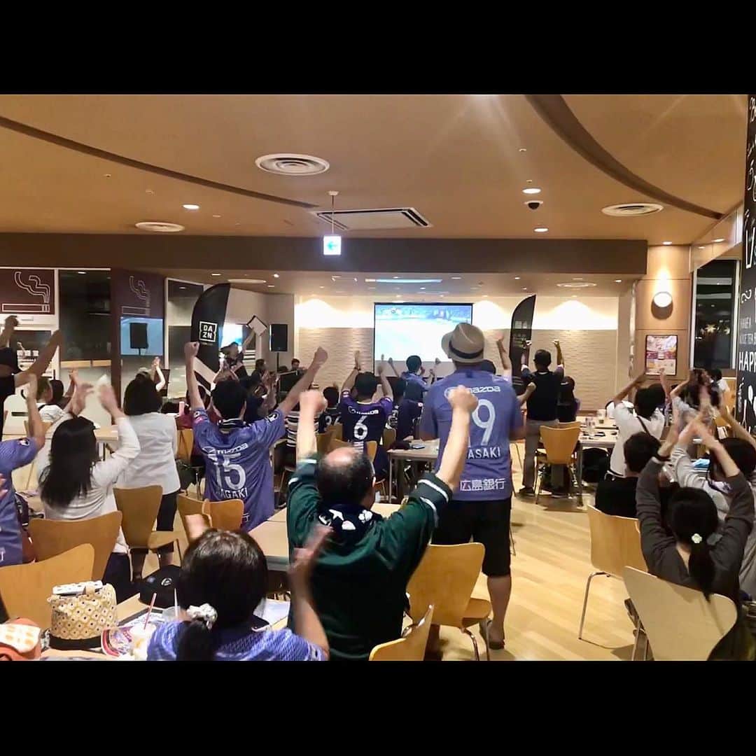 江本一真さんのインスタグラム写真 - (江本一真Instagram)「"DAZN"presentsパブリックビューイング "サンフレッチェ広島vsFC東京" MCを担当しました！ 首位FC東京に1-0で勝利！！ 皆さんと最高の時間を共有できました！！！ 沢山声もかけていただき、ありがとうございました^ ^ サンフレ愛に満ち溢れた空間😊 #Jリーグ #DAZN #サンフレッチェ広島  #パブリックビューイング  #司会」8月18日 14時49分 - kazuma_emoto