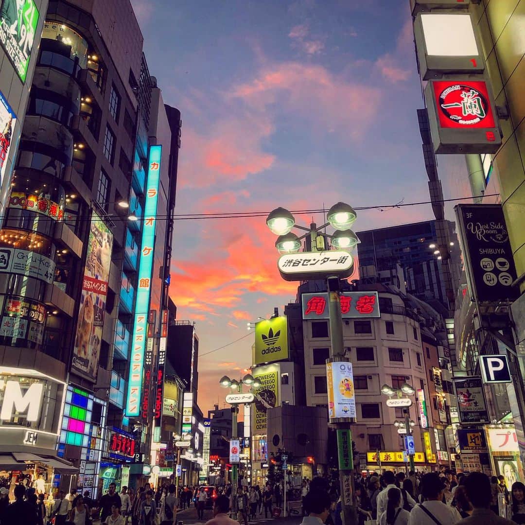サイモンとマルティナのインスタグラム：「🌬Typhoon 10 has tuckered itself out leaving us with fiery and incredibly vibrant sunsets over the past few days. Can’t believe it’s nearing the end of August, but I’m excited for this sticky summer to turn into autumn afternoons 🍂 I MISS MY HOODIES 😭」