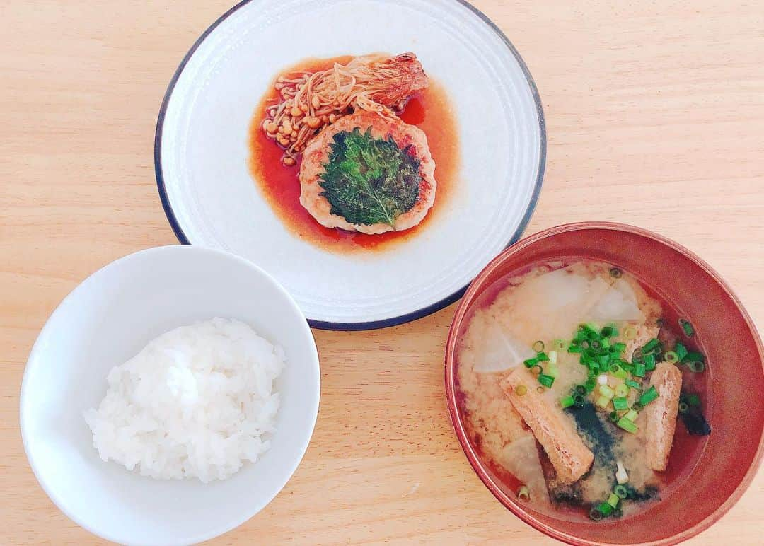 伊藤愛梨さんのインスタグラム写真 - (伊藤愛梨Instagram)「ブランチは照り焼き豆腐ハンバーグ🍴  今日は白米🍚 白米の在庫を無くさねば〜！ ということでしばらく白米なのでご飯の量少なめにします🥢 . . . . . . . . . . . . . .  #あいりんまるごはん #お家ごはん  #ヘルシーメニュー #ダイエットメニュー #白砂糖不使用 #メープルシュガー #糖質オフメニュー #糖質オフ #糖質オフダイエット #糖質カット #痩せるレシピ #太らないメニュー  #老化防止 #豆腐ハンバーグ  #筋肉メニュー #プロテイン #えのき #ブランチ」8月18日 14時45分 - ilovely1007_