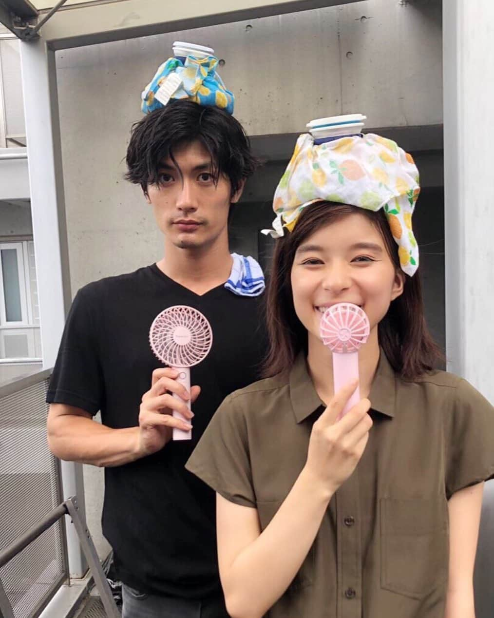 フジテレビ ドラマ「TWO WEEKS」のインスタグラム：「. 室内でもとにかく熱気がすごい、今日この頃🤦🏼‍♀️💦 結城と楓。ミニ扇風機と氷のうで暑さ対策🥵！ 2人のお揃い具合が、何とも言えず可愛い、、、 . #TWOWEEKS #TW #火9ドラマ #6話は8月20日放送 #三浦春馬 #芳根京子 #夏ドラマの必需品 #その爽やかな風こっちにもください  #6話から2人のシーン増えますよ #今晩のMrサンデーも見てね」