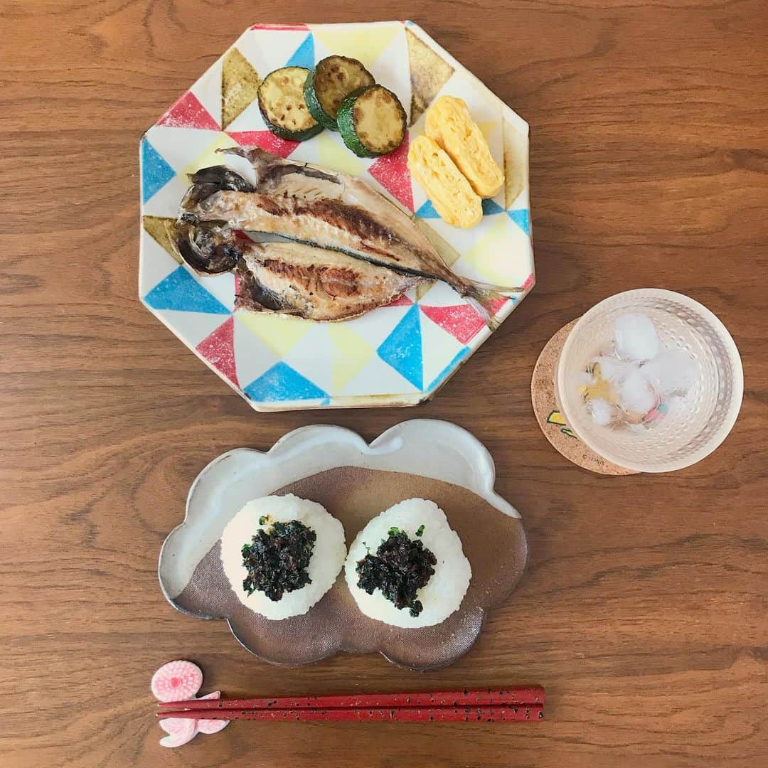 のインスタグラム：「おにぎりの上のは、大葉味噌です。大葉8枚で作りました。焼きおにぎり。見た目は、ん？🤷🏻‍♀️地味な気もするけど、なかなか美味しかった。夏の野菜ズッキーニ。たまご焼き。水美味しい。 #おうちごはん  #ビキコのごはん」