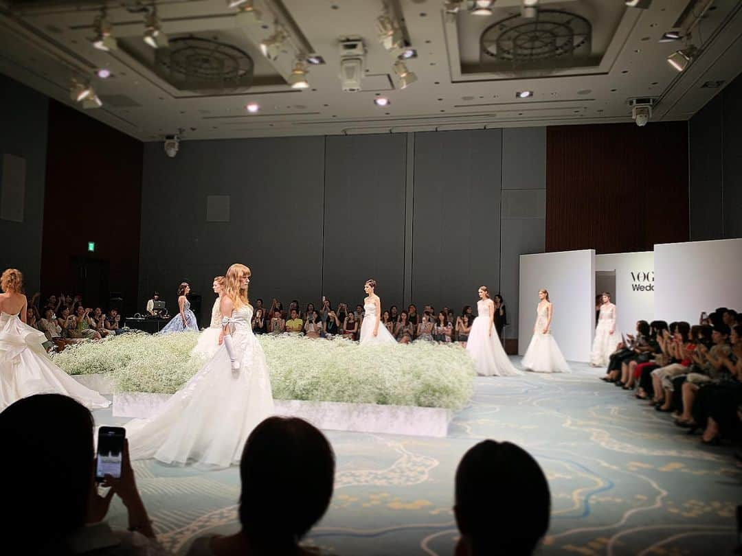 ハツコ エンドウさんのインスタグラム写真 - (ハツコ エンドウInstagram)「【VOGUE WEDDING FASHION SHOW】Finale_ @vogue_wedding  @palacehoteltokyo  @hatsuko_endo  Dress：ANTONIO RIVA、KATYA KATYA、NAEEM KHAN、ESPOSA COUTURE、Oscar de la Renta、A by Hatsuko Endo. @antoniorivamilano  @antoniorivadesigner  @katyakatyalondon  @esposacouture @naeemkhanbride  @a_by_hatsukoendo  #hatsukoendo  #hatsukoendoweddings #wedding #dress #bridal #photo #voguewedding  #finale  #ハツコエンドウ #ハツコエンドウウェディングス #ウェディングドレス #ブライダル #ヴォーグウエディング #ファッションショー #フィナーレ #パレスホテル東京 #撮影 #プレ花嫁 #日本中のプレ花嫁さんと繋がりたい」8月18日 15時05分 - hatsuko_endo