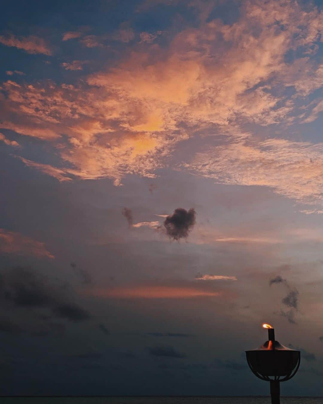 荻原桃子さんのインスタグラム写真 - (荻原桃子Instagram)「Sunset time... 毎日毎日綺麗なサンセットが見れて幸せです♡  最近EITOが腕を首に回して💋してくれるのが可愛すぎて... (3枚目の写真💋) . . . #anantaradhigu  #モルディブ  #maldives」8月18日 14時59分 - momokoogihara